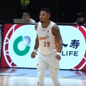 超级得分手！皮特森半场15分钟 9中5&amp;罚球7中7砍下20分4板3助