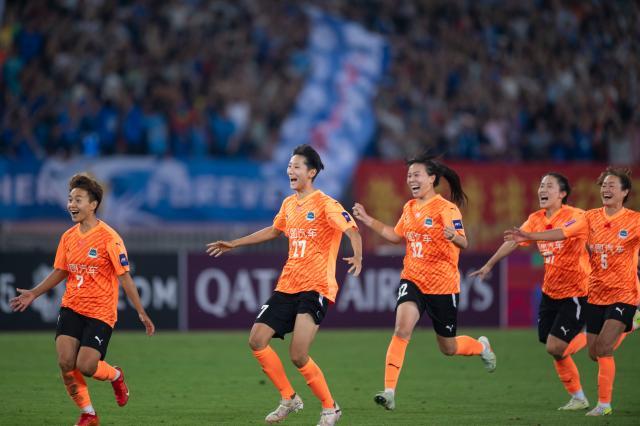 1757594187993000498.jpg (体育)(15)足球——女足亚冠:武汉车谷江大队夺冠XxjpseC007029_20250525_PEPFN0A001.jpg